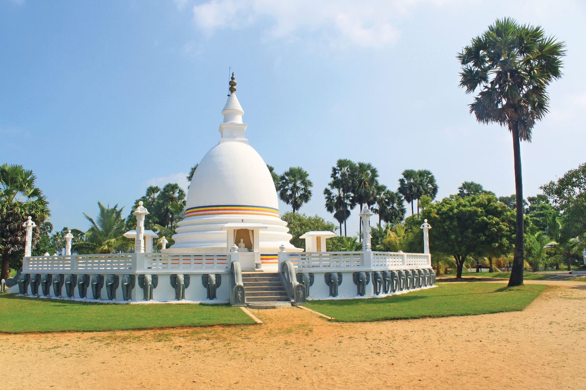 The white stupa at Dambakola Patuna